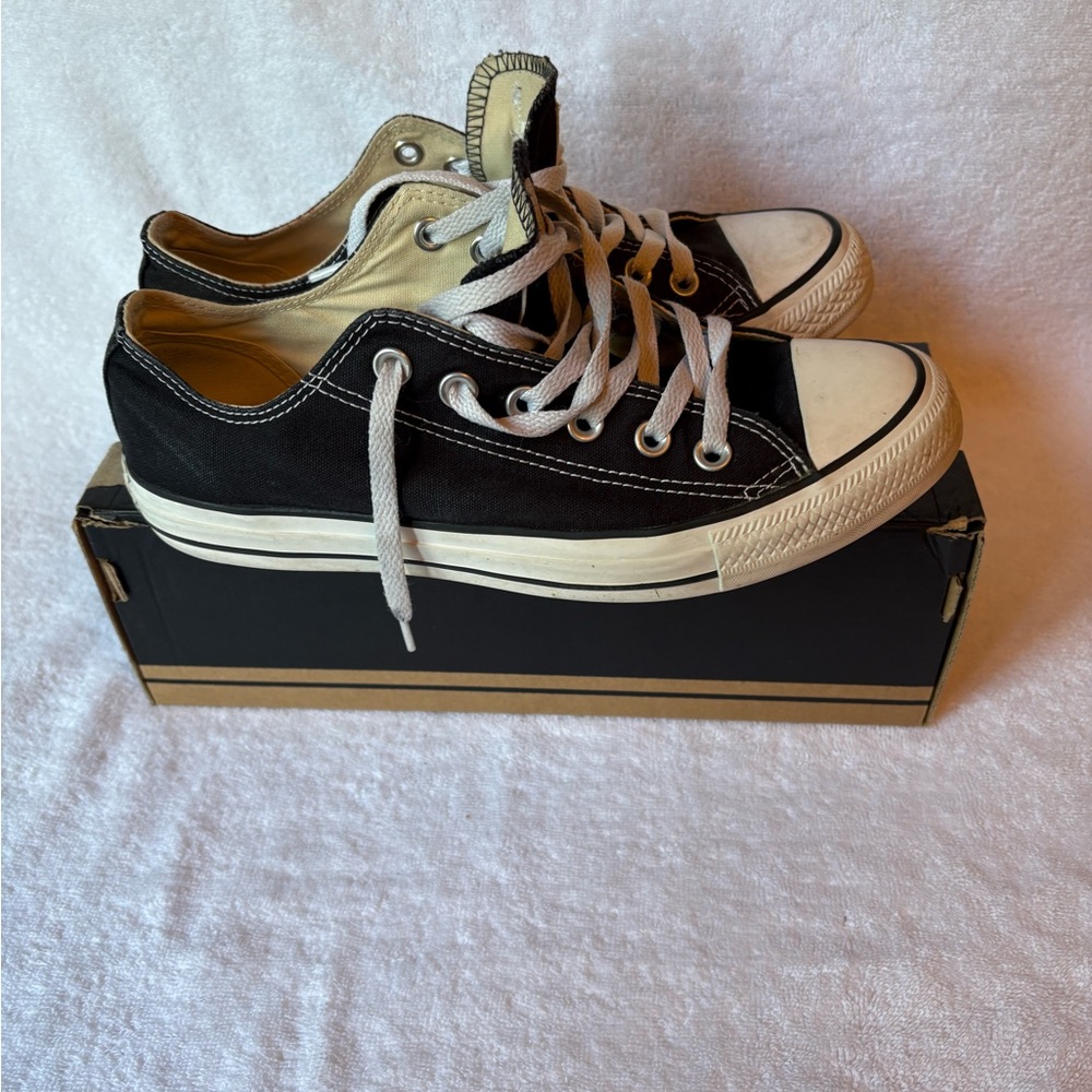 Converse Black and White Classic Chuck Taylor Sneakers - EUC